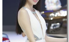 两人激烈打扑克